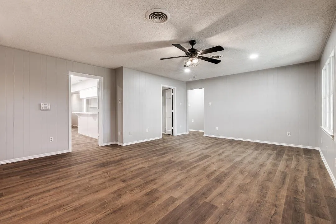 4 bed, 1954 sqft, $2,195 — Photo 3