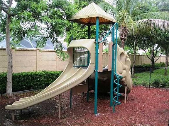 3rd image of 3549 Forest Hill Blvd APT 28