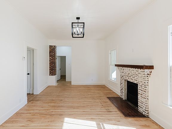 4th image of 200 E Thorn St #A
