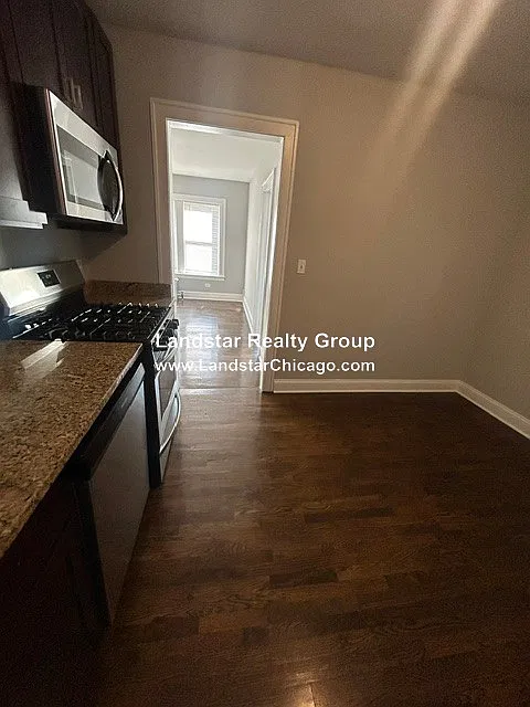 2 bed, 1.0 bath, $1,660 — Photo 2