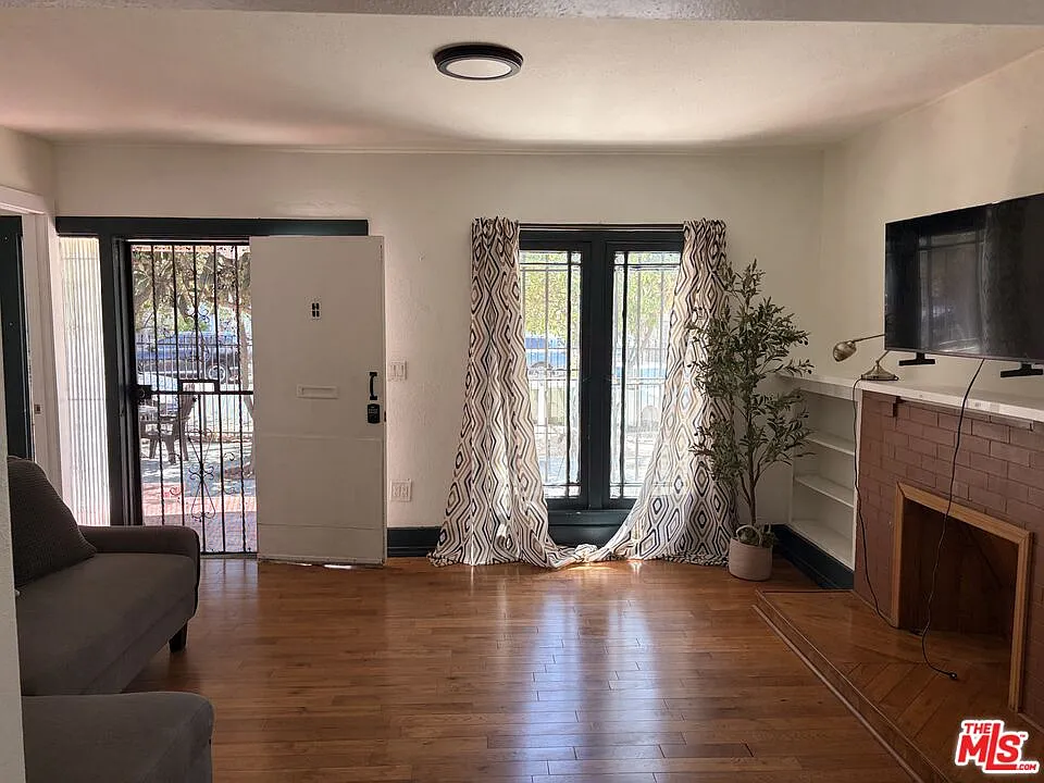 3 bed, 2.0 bath, 1036 sqft, $3,000 — Photo 4
