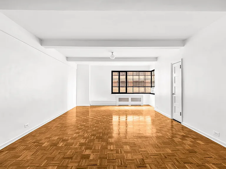 310 E 44th St #924 — Photo 2