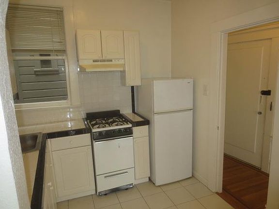 4th image of 1067 Valencia St APT 4