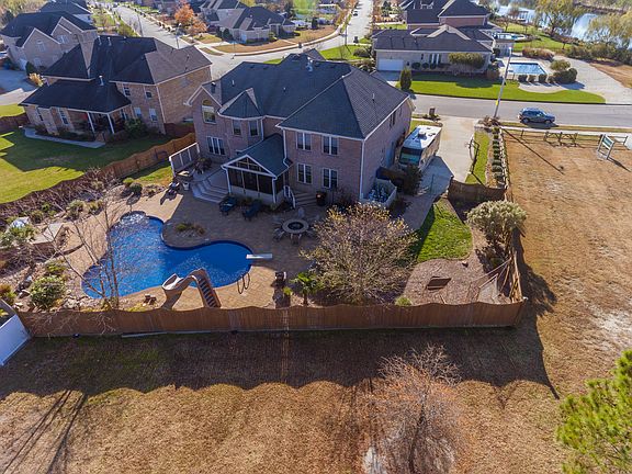 3rd image of 956 Artesia Way
