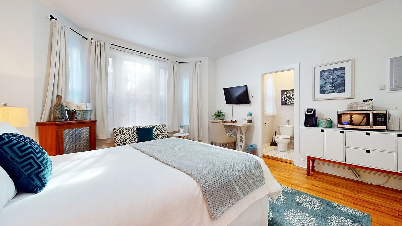 1 bed, 1.0 bath, 4843 sqft, $2,748 — Photo 4