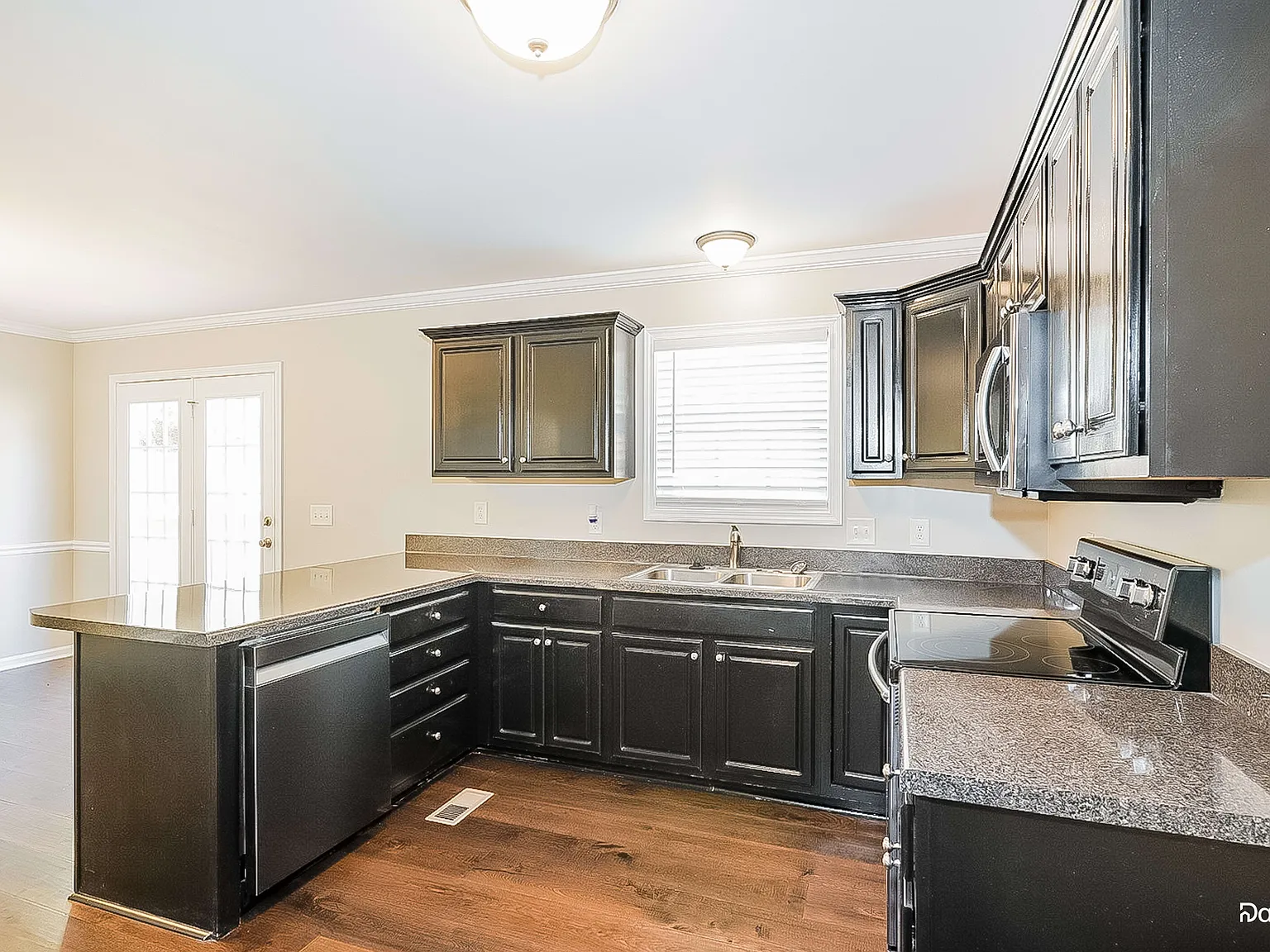 3 bed, 2.5 bath, 1956 sqft, $2,380 — Photo 3