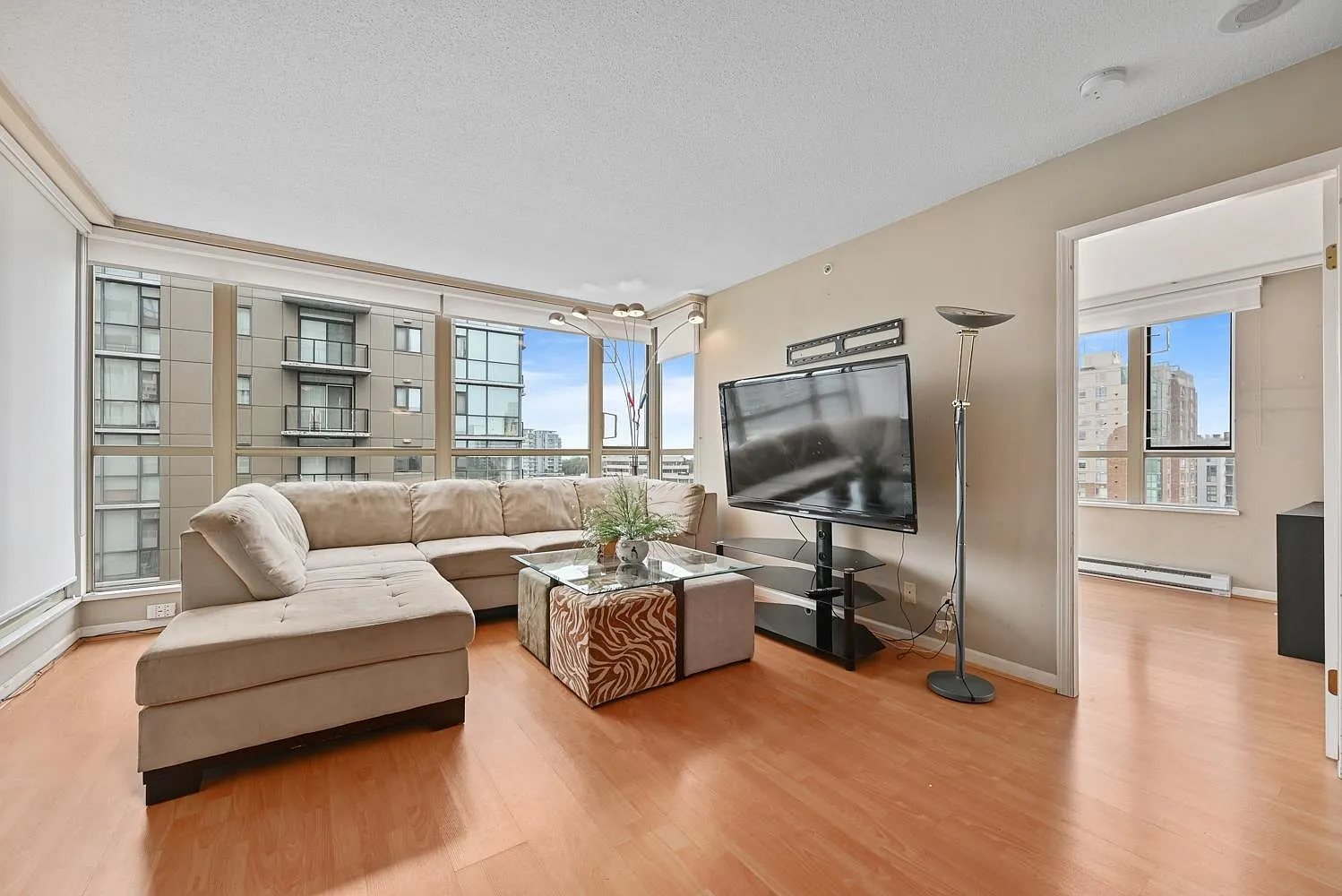 3 bed, 1050 sqft, $3,200 — Photo 1