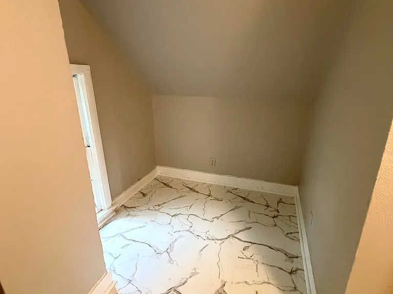 516 E 3rd St #2 — Photo 2