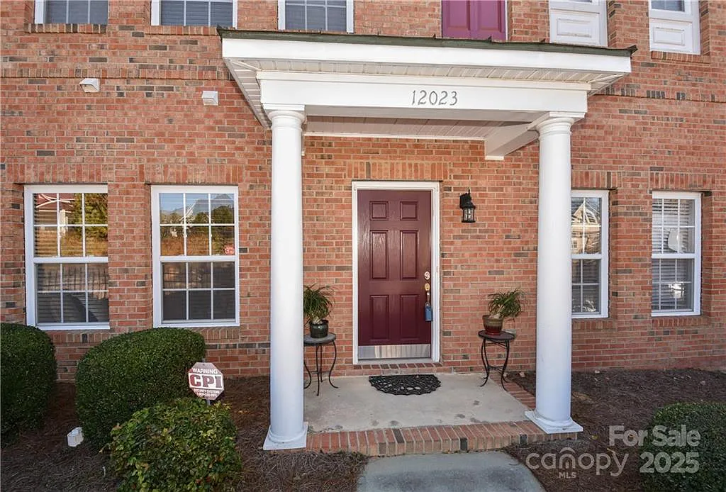 Building Photo - 12023 Valley Oak St #3A