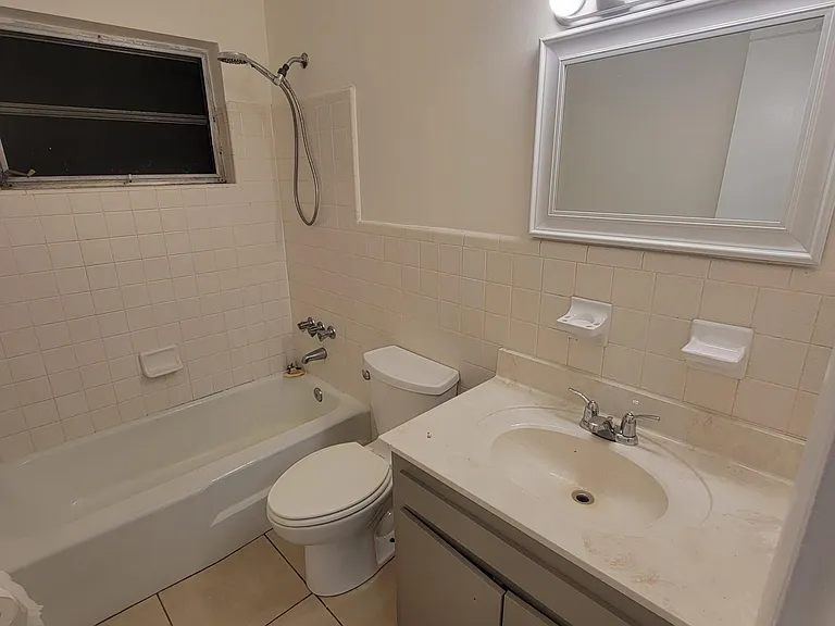 2455 SE 5th St #3 — Photo 6