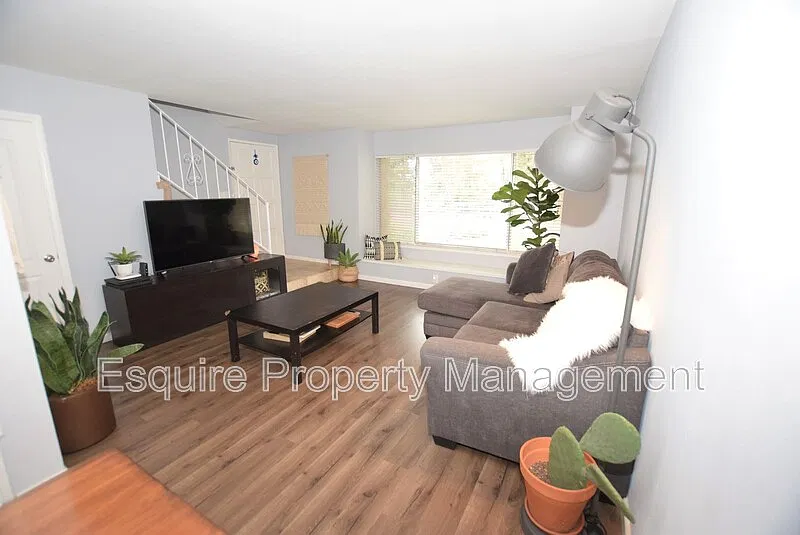 3 bed, 1.5 bath, 1238 sqft, $2,995 — Photo 2