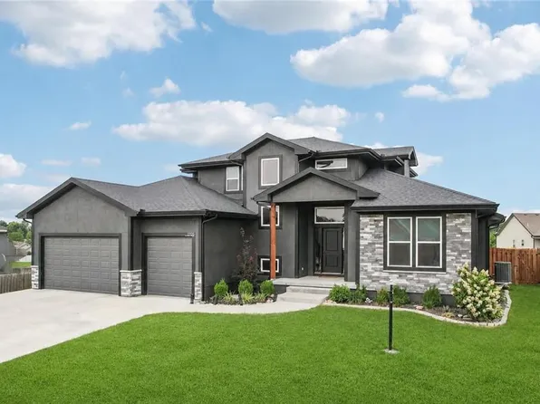 2705 Meadowbrook Ct, Tonganoxie, KS 66086