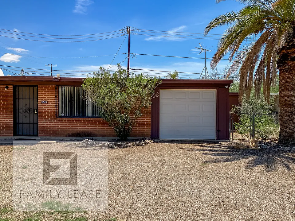 5042 E 24th St