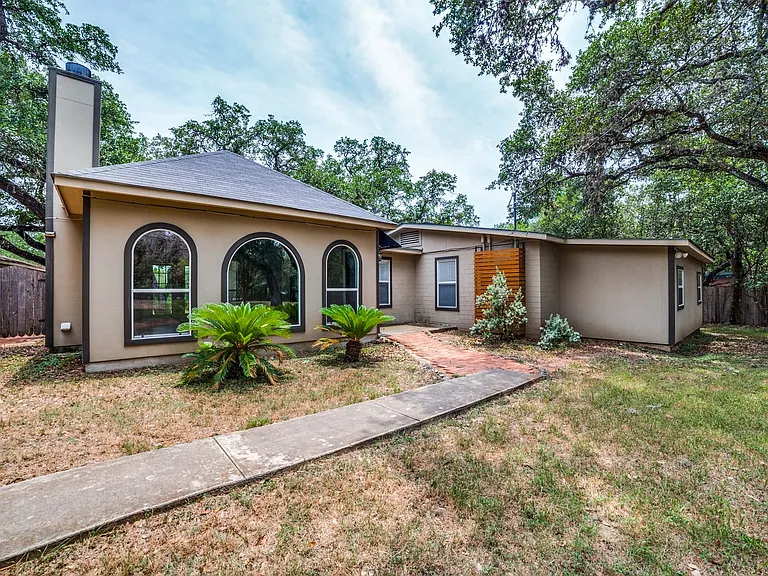 208 S Winston Ln — Photo 1