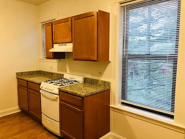 Spacious 1 br Kitchen