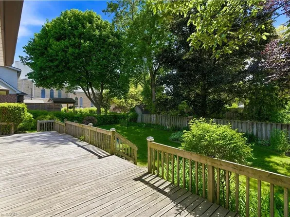 302 Parkside Dr, Hamilton, ON L8B 0Y6