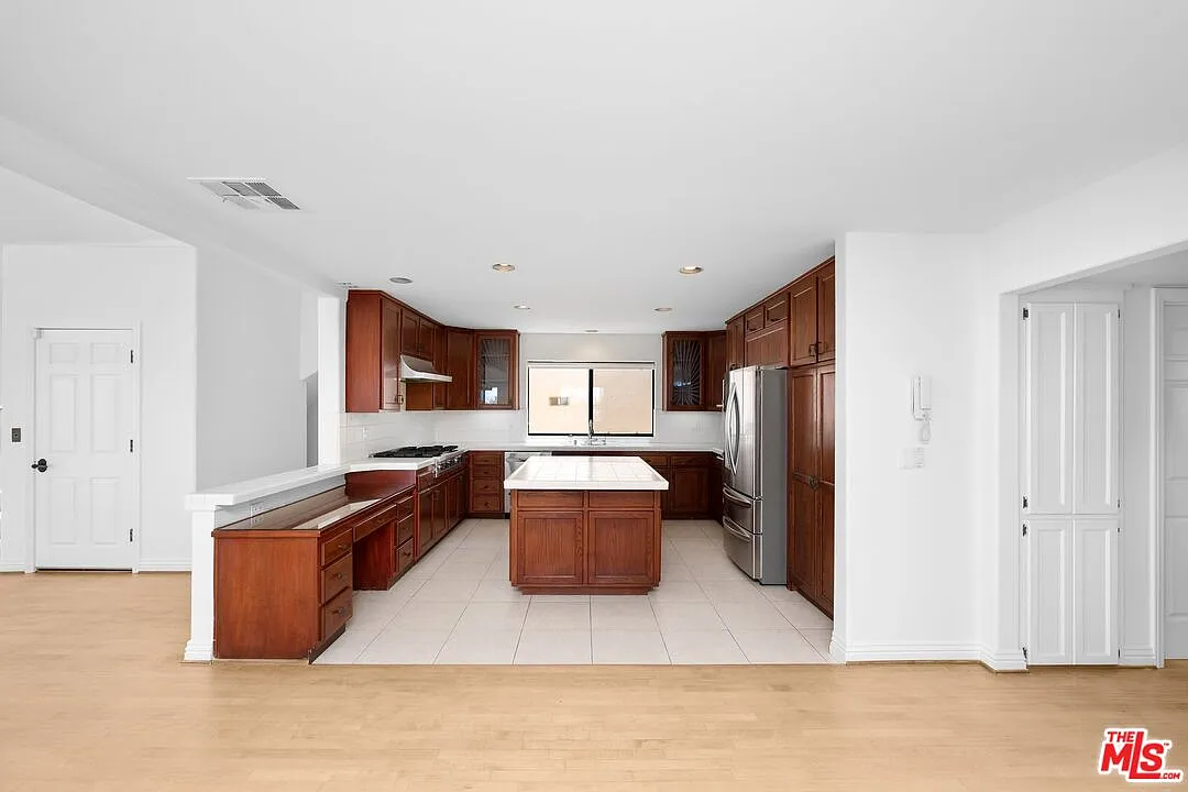 3 bed, 3.0 bath, 3200 sqft, $10,500 — Photo 4