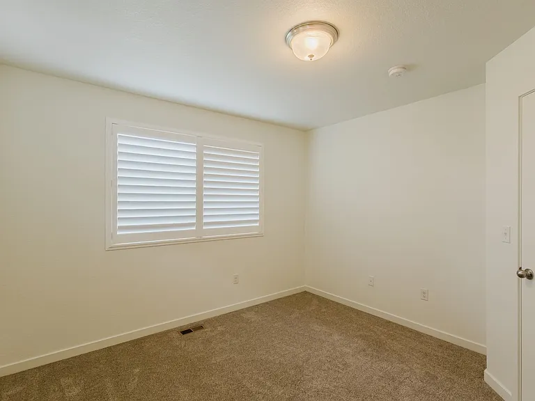 2656 Champagne Ave — Photo 12