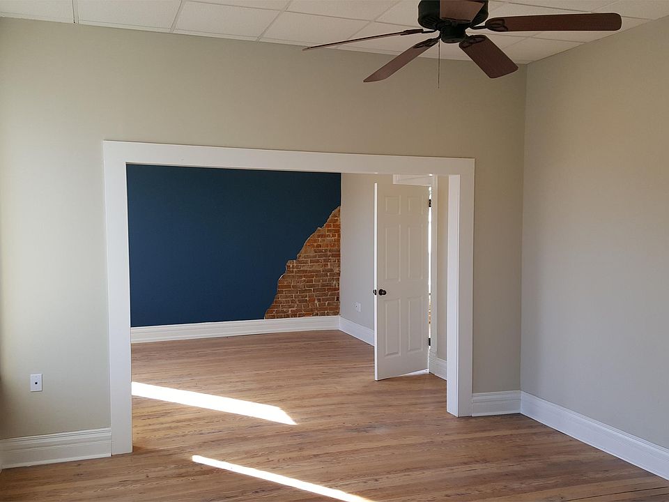 1st image of 105 W Elm St #209