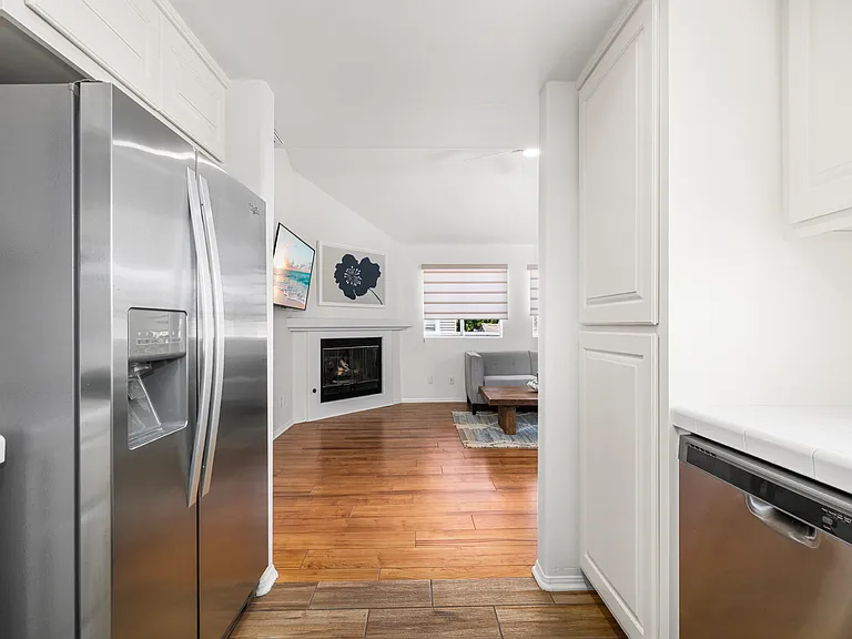 117 Marine Ave #B — Photo 3