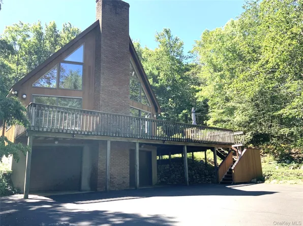 73 Glen Road, Baiting Hollow, NY 11933