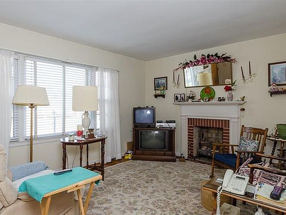 5th image of 252 E Lowry Ln