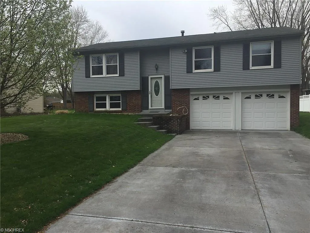 7894 Sutton Pl NE photo 1