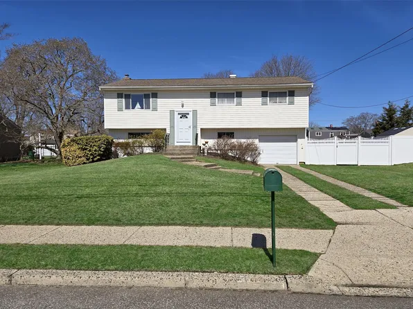 61 Arch Drive, Holbrook, NY 11741