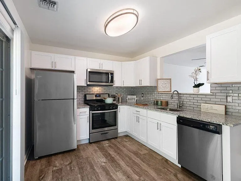 Mews at Annandale Townhomes — Photo 2