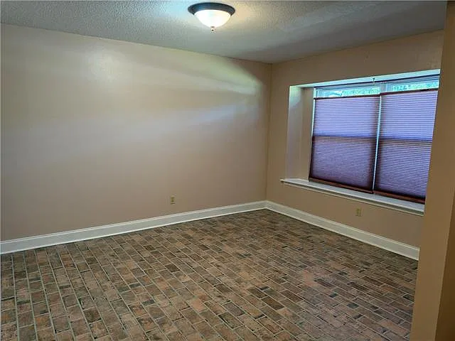 4 bed, 2.0 bath, 1800 sqft, $1,800 — Photo 3