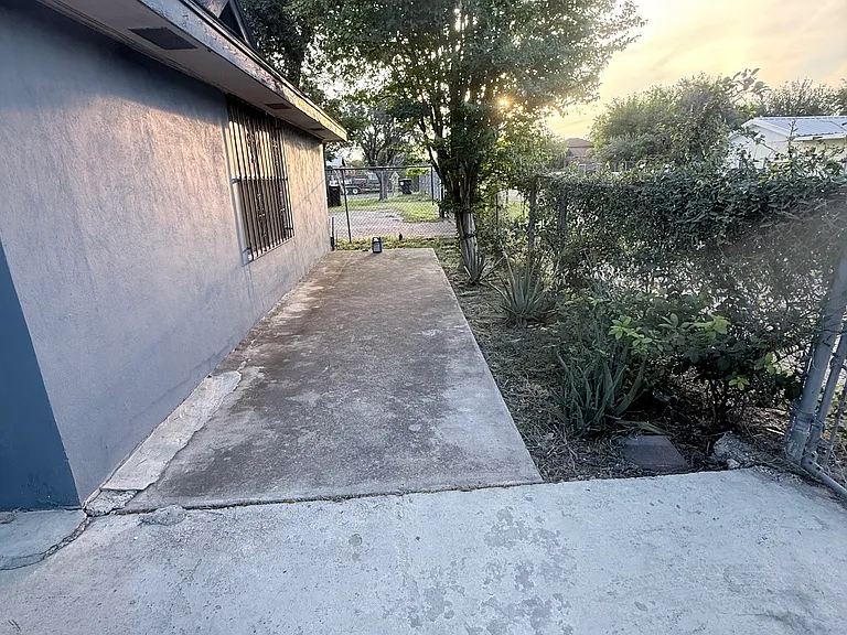 2305 Lusby St — Photo 3