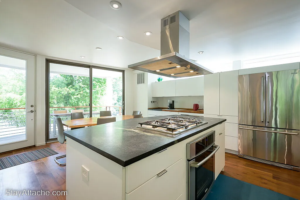 4 bed, 3.5 bath, 3395 sqft, $8,000 — Photo 2