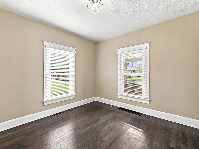 2942 Macpherson Ave — Photo 14