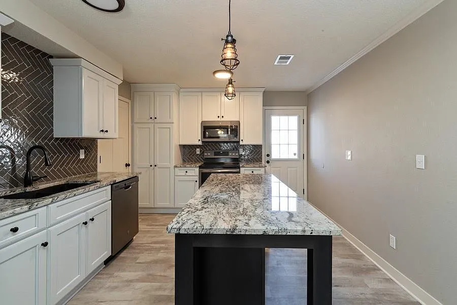 3 bed, 1201 sqft, $1,850 — Photo 3