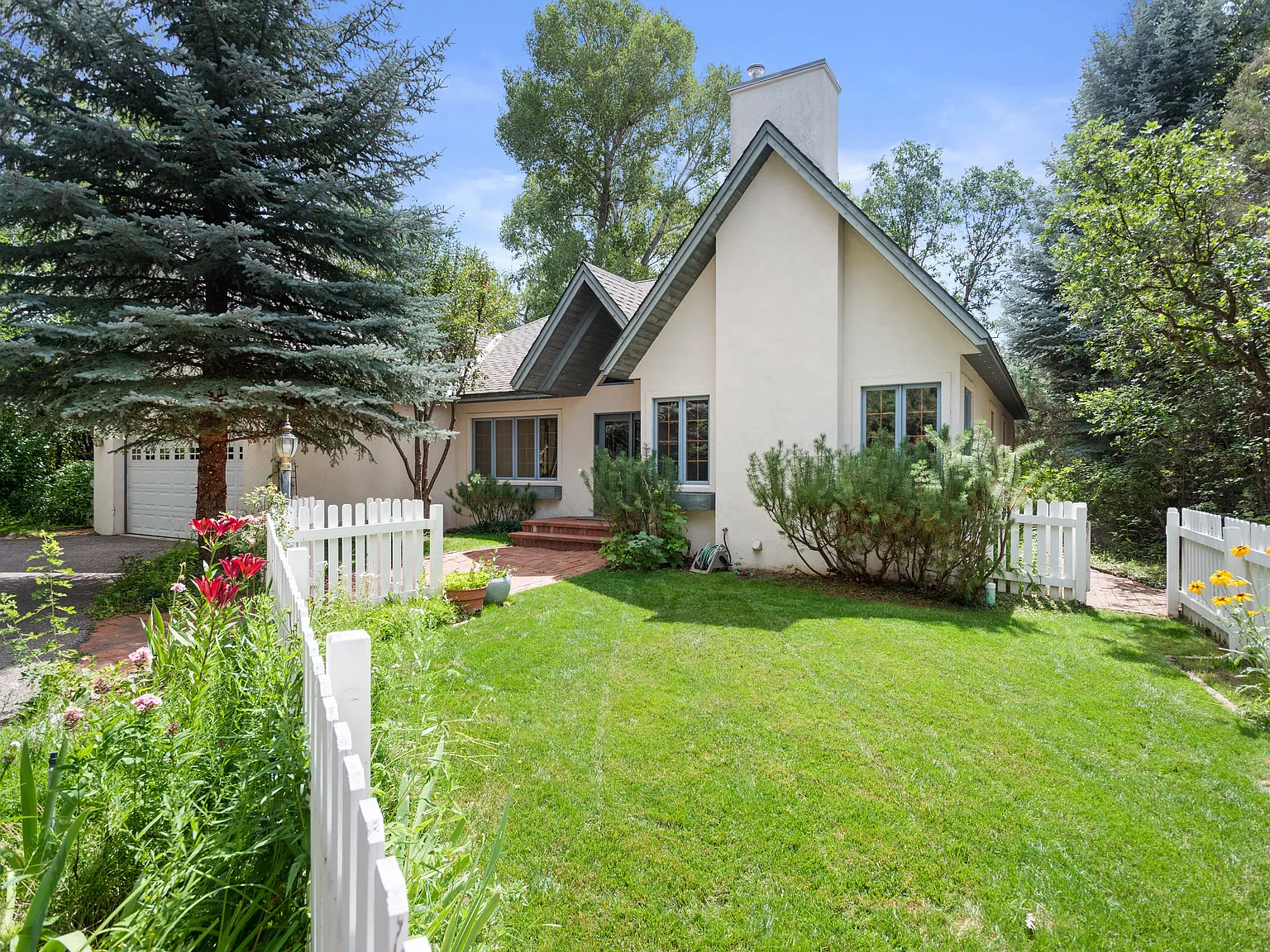 3 bed, 2.5 bath, 2371 sqft, $10,000 — Photo 3