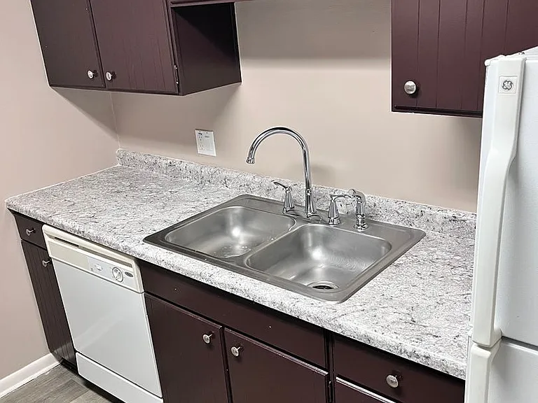 Bristol Square Apartments — Photo 94
