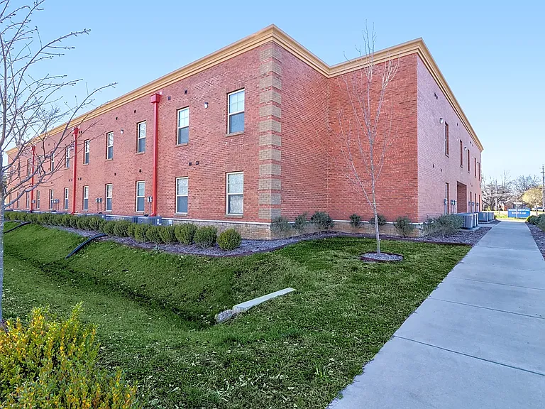 College Pointe Apartments — Photo 9