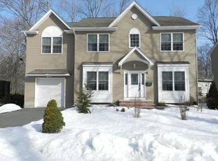 16 Elm Ln, Lake Hiawatha, NJ 07034