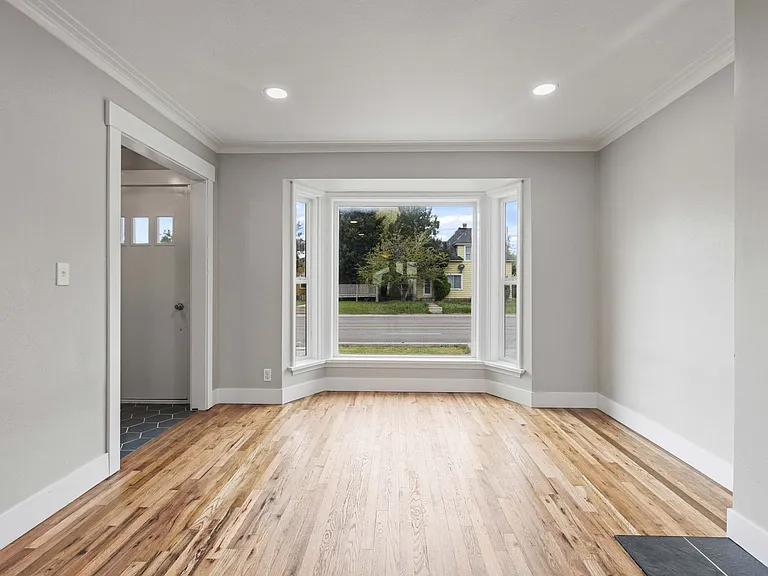 B345AG — Photo 12