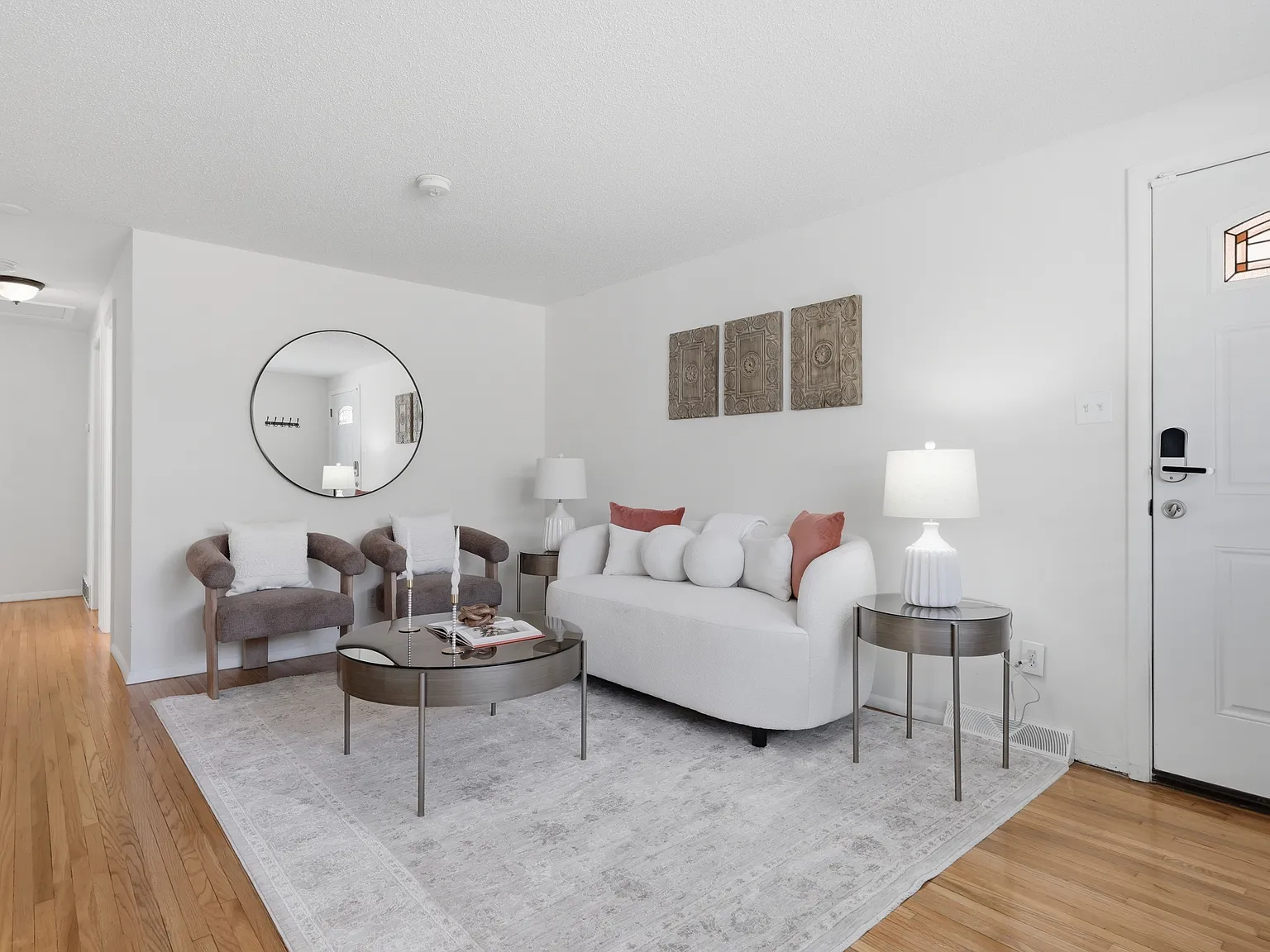3 bed, 910 sqft, $2,600 — Photo 4