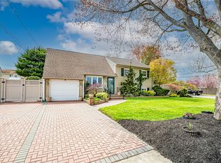 958 N Queens Ave, Lindenhurst, NY 11757