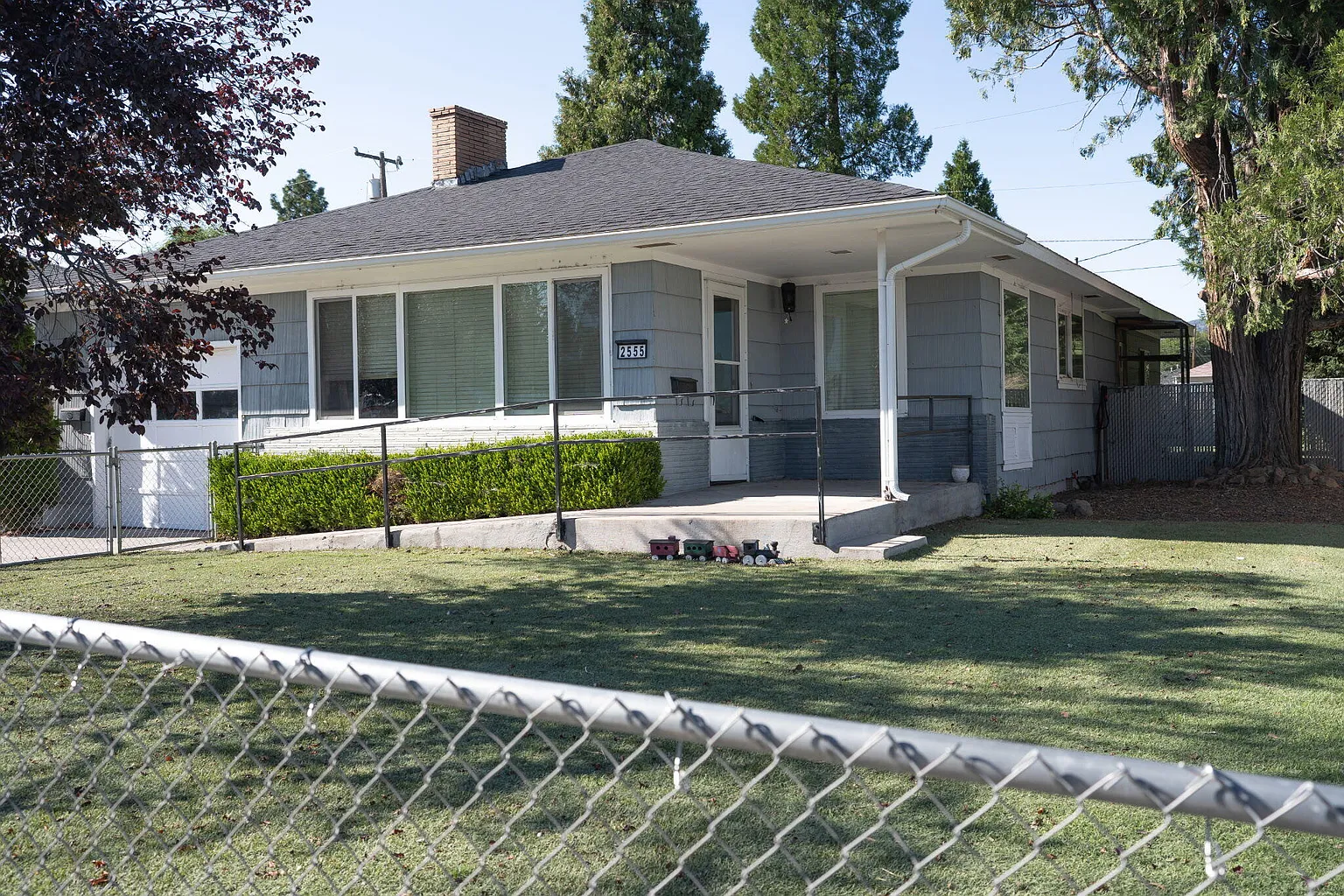 2555 Eberlein Ave photo 1