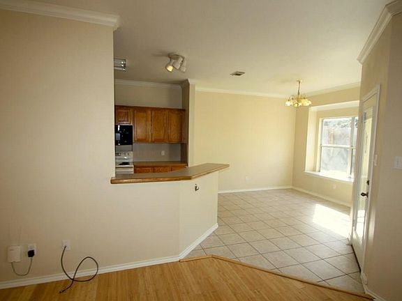 3rd image of 418 Meadow Ln