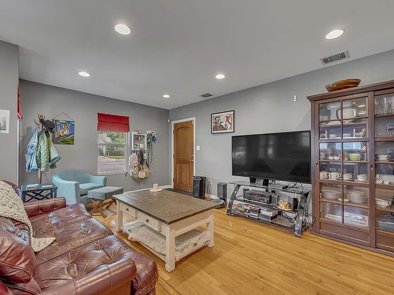 5408 Avenue F — Photo 3
