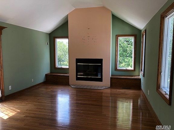 3rd image of 12 Roslyn Ct