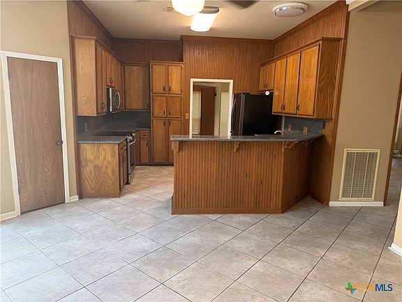 3rd image of 106 Amhurst St