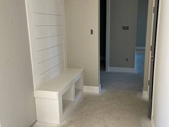 5th image of 127 Gloria Blvd