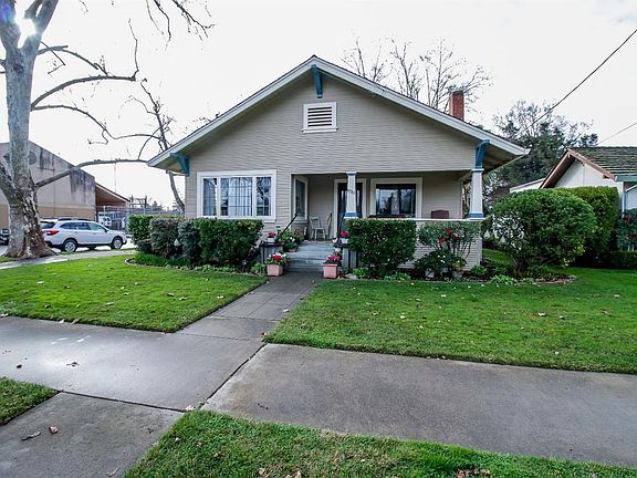 3rd image of 830 College St