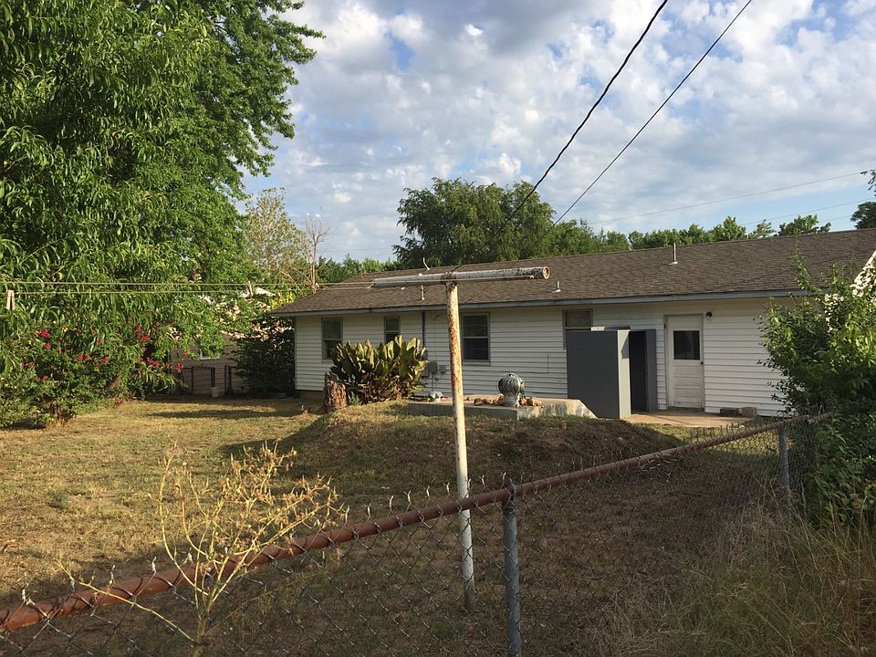 2nd image of 902 W Redbud St