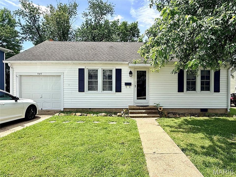 1st image of 909 E 1st St